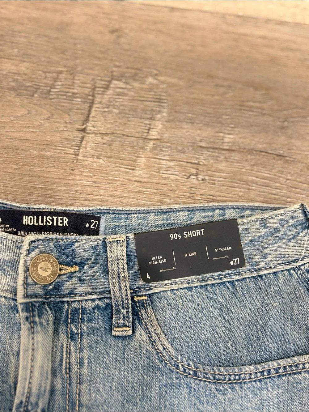 NWT Hollister Ultra High-Rise 90s Denim Shorts Size 4 W27 Distressed
